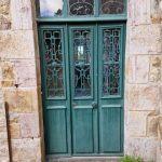 avant réalisation porte d'entrée vitrée de type "fermière" à trois vantaux à Erquy.