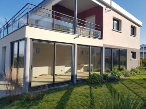 Installation et pose de baies vitrées avec angle. Modèle Atlantinox