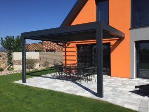 Pergola bioclimatique de couleur noire à Langueux
