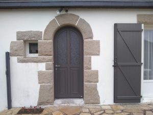 Porte d'entrée cintrée avec double insert en verre texturé