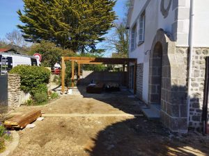 Construction en cours d'un carport bois à Langueux