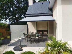 Store banne et protect side ouverts