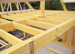 charpente en bois à Yffiniac