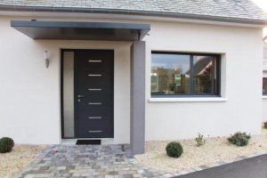 Porte d'entrée moderne avec insert vitré indépendant