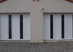portes d'entrées en pvc blanc et insert vitré
