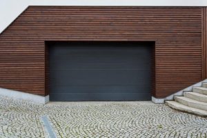 Grande porte de garage noire moderne